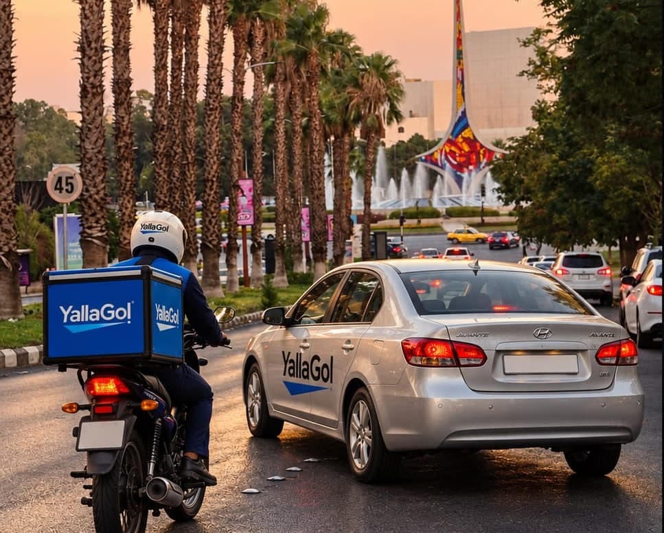 سفير توصيل وسيارة يلا غو في شارع تحيط به أشجار النخيل في دمشق وقت الغروب